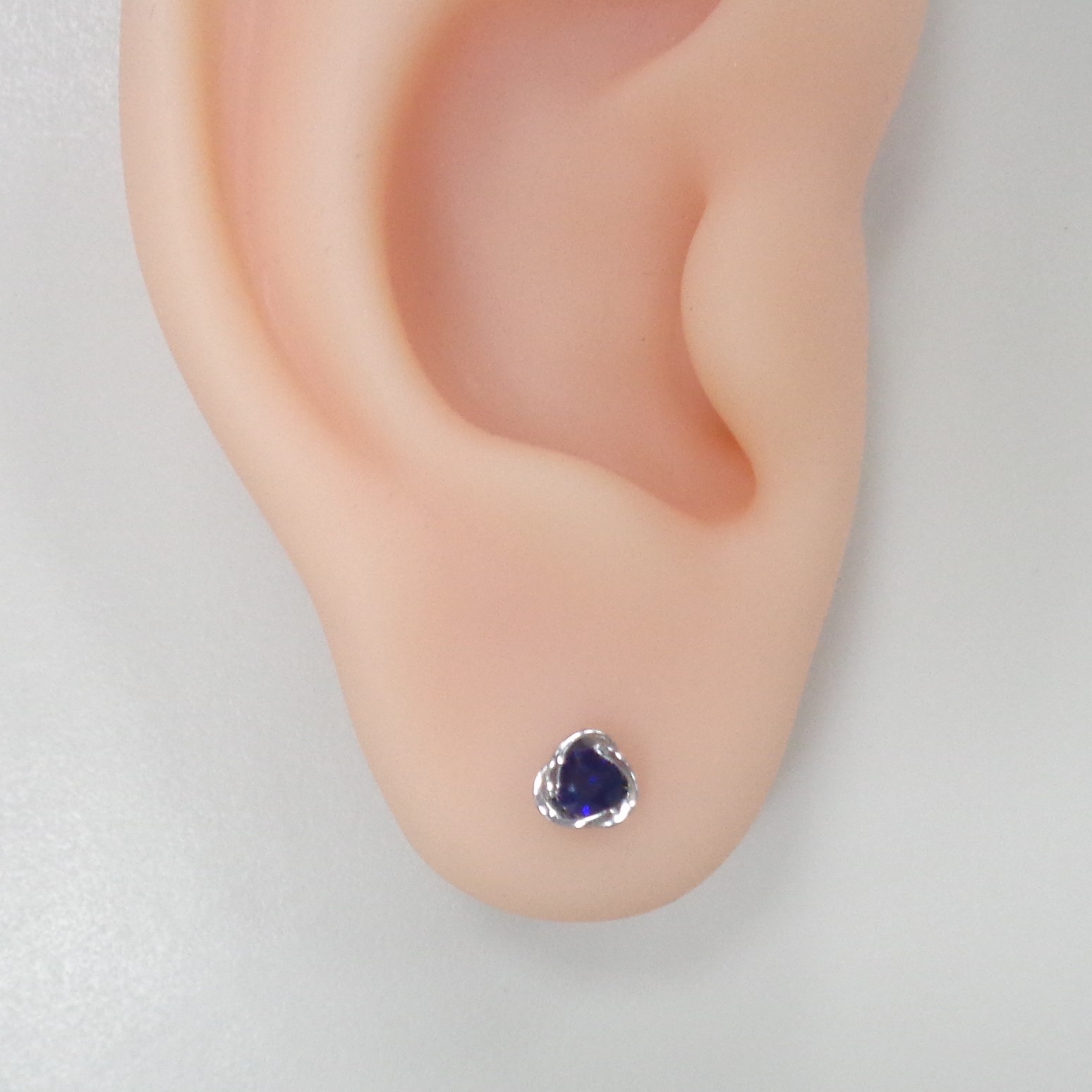 Серьги-пусеты из белого золота с сапфирами